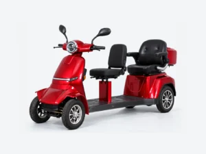 E-TORS T42 tweepersoons scootmobiel in rood, schuin van voren — links, op een lichtgrijze studioachtergrond.