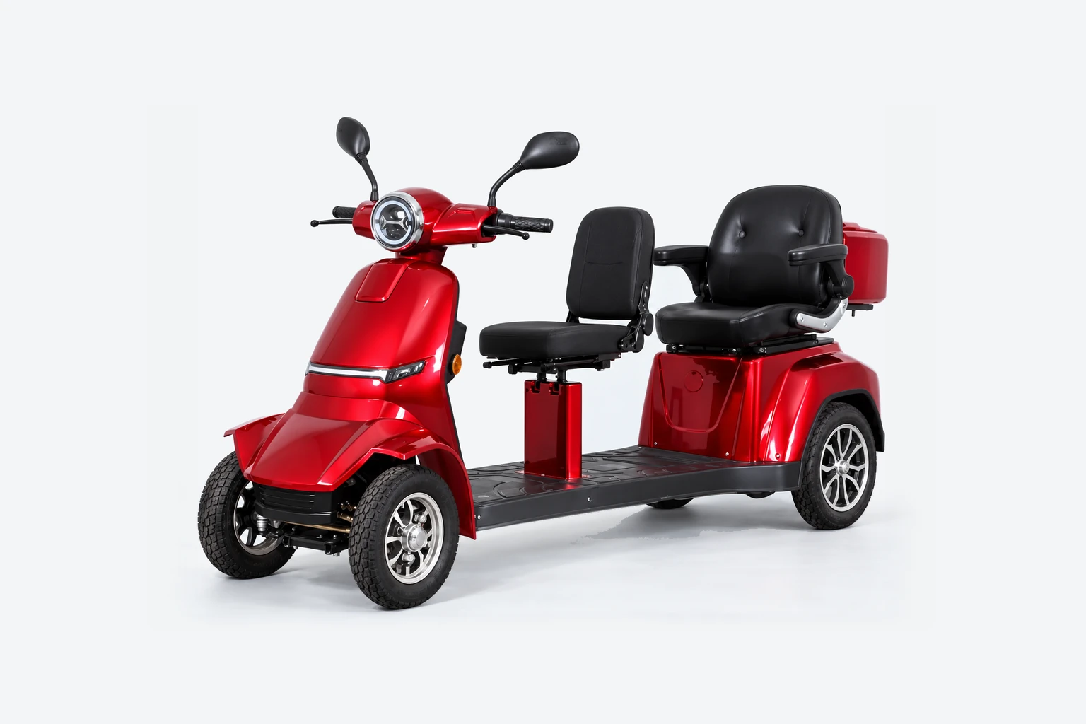 etors-t42-rood-01-voor-schuin-1536 E-TORS T42 tweepersoons scootmobiel in rood, schuin van voren — links, op een lichtgrijze studioachtergrond.