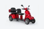 E-TORS T42 tweepersoons scootmobiel in rood, schuin van voren — rechts, op een lichtgrijze studioachtergrond.