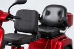 E-TORS T42 tweepersoons scootmobiel in rood, twee zitplaatsen, op een lichtgrijze studioachtergrond.