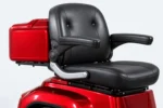 E-TORS T42 tweepersoons scootmobiel in rood, achterstoel en opbergbox, op een lichtgrijze studioachtergrond.