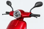 E-TORS T42 tweepersoons scootmobiel in rood, koplamp en stuur, op een lichtgrijze studioachtergrond.