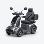 E-TORS T65 scootmobiel in grijs metallic, schuin van voren, op een lichtgrijze studioachtergrond.