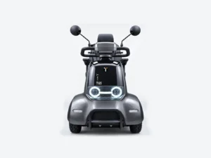 E-TORS T65 scootmobiel in grijs metallic, vooraanzicht, op een lichtgrijze studioachtergrond.