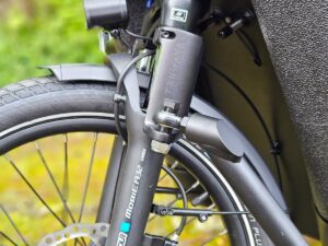 tenways cargo one in de kleur zwart close up van het wiel met slot ebike gelderland
