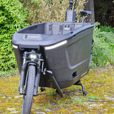 tenways cargo one in het zwart voorkant van de fiets met de verlichting aan ruime bak ebike gelderland