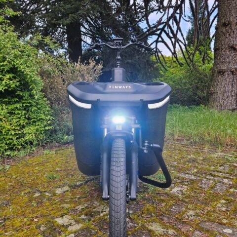 tenways cargo one in het zwart voorkant van de fiets met duidelijke verlichting ebike gelderland
