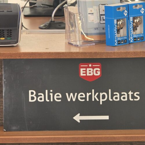 bordje van de balie van de werkplaats ebike gelderland met pijl naar links