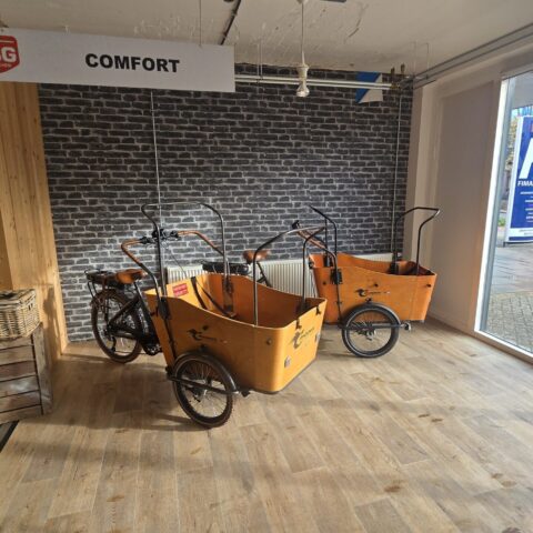 de ebak fietsen van ebike gelderland netjes opgesteld in de showroom vooraanzicht