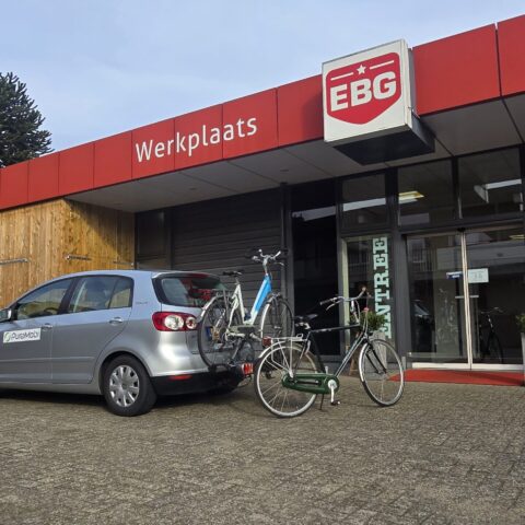 entree van ebike gelderland met fietsen van de klant op de auto bevestigd klaar voor gemaakt voor gebruik