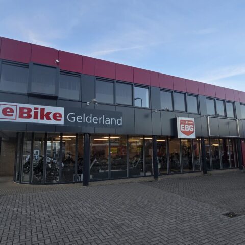 aanzicht van de gevel aan de buitkant van de showroom van ebikegelderland