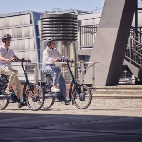 tevreden klanten van ebike gelderland die op een vanraam fiets zitten