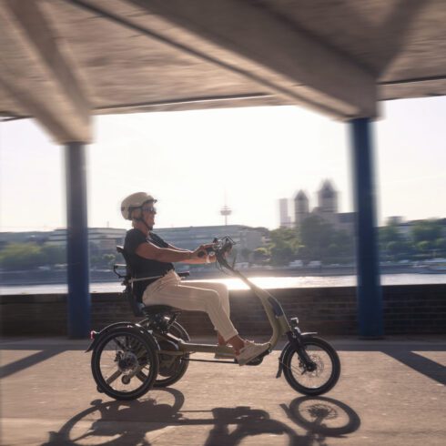 mevrouw die een van raam easy rider compact gebruikt midden in de stad sfeerbeeld ebike gelderland