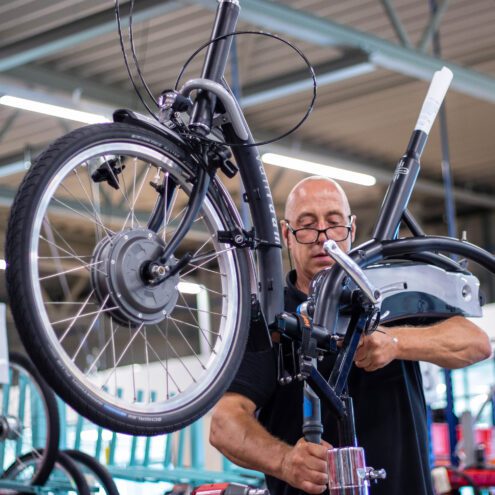monteur aan het werk met een vanraamfiets ebike gelderland