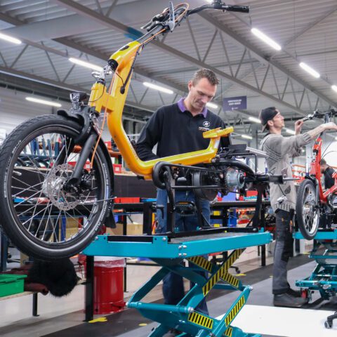 monteur die bezig is met het frame van een vanraam fiets ebike gelderland