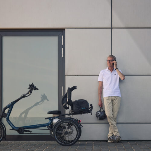 man die belt voor een proefrit van raam easy rider ebike gelderland