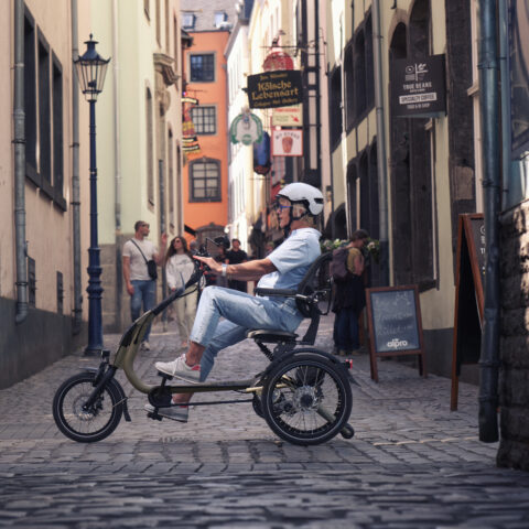 sfeerbeeld van een mevrouw in het hartje van de stad easy rider compact olijf grijs vanraam ebike gelderland