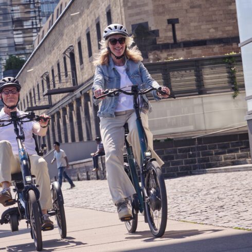 sfeerbeeld van tevreden klant van ebike gelderland met een vanraam easy rider en andere van raam fiets