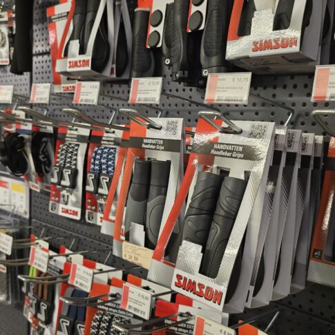 de plek van simson in de showroom waar de klant meerdere onderdelen voor de fiets kan bestellen die aan de muur hangen