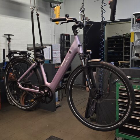 onderhoud aan de tenways fiets in de werkplaats van ebikegelderland