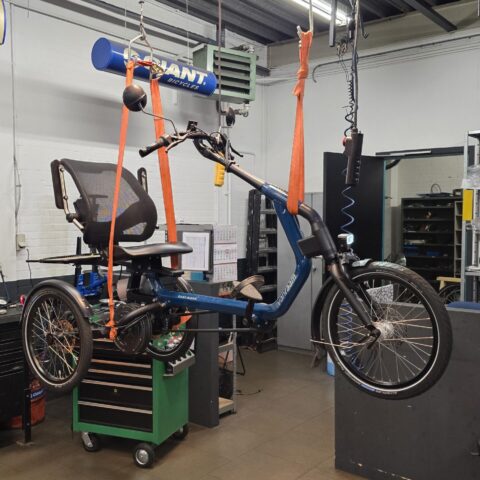 van raam easy rider in het donkerblauw ter reperatie van een klant in de werkplaats van ebike gelderland