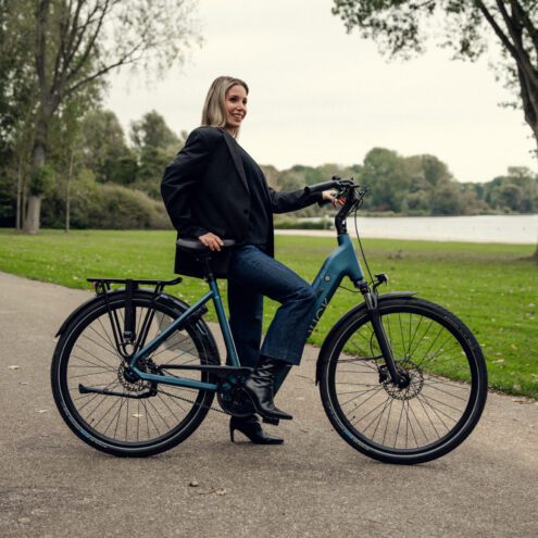 vrouw op vandijck fiets in de natuur buiten zijaanzicht ebike gelderland
