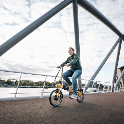 gele emq fiets op de brug sfeerbeeld ebike gelderland