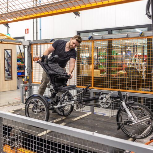 fiets op de test bank vanraam easy rider onderhoud voertuig in het zwart met specialist die te werk gaat ebike gelderland