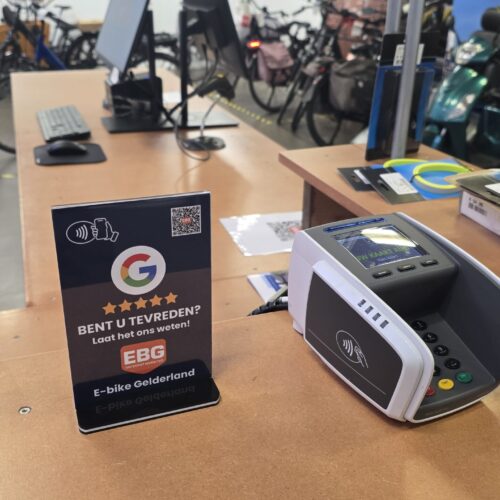 review bordje van de balie van ebike gelderland met qr code en nfc chip met utm technologie