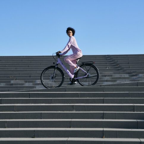 roze tenways fiets buiten op een trap sfeerbeeld ebike gelderland