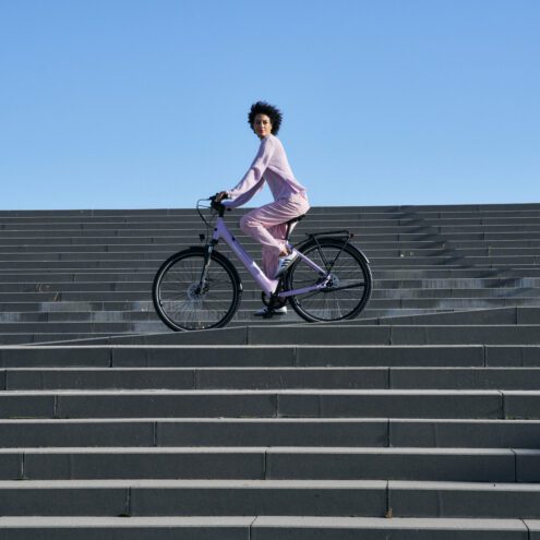 roze tenways fiets buiten op een trap sfeerbeeld ebike gelderland