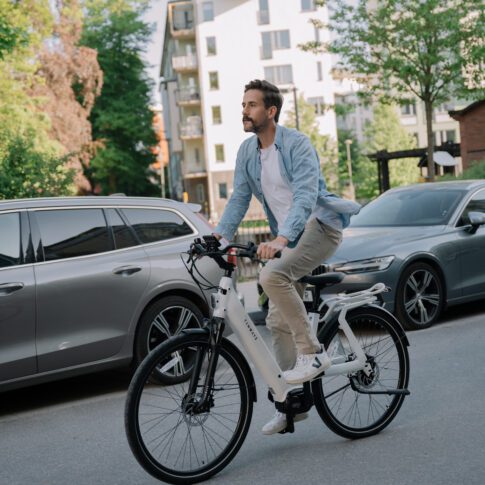 tenways ago t zijaanzicht van een man op de witte tenways ago t fiets die naar beneden gaat