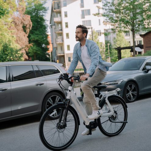 tenways ago t zijaanzicht van een man op de witte tenways ago t fiets die naar beneden gaat