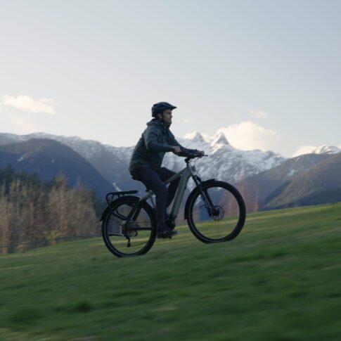 man die op de berg rijd met een tenways ago x met een mooie achtergrond met bergen ebike gelderland