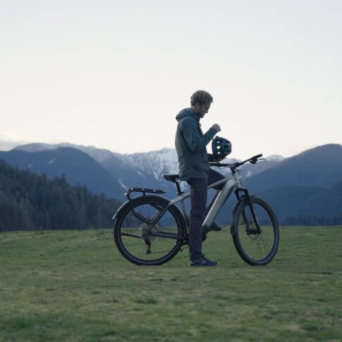 tenways ago x man die stil staat in het gras met bergen op de achtergrond ebike gelderland