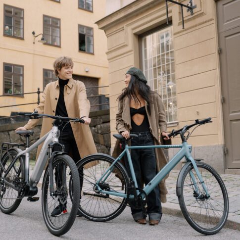 tenways ago x met man en vrouw sfeerbeeld buiten in de stad ebike gelderland