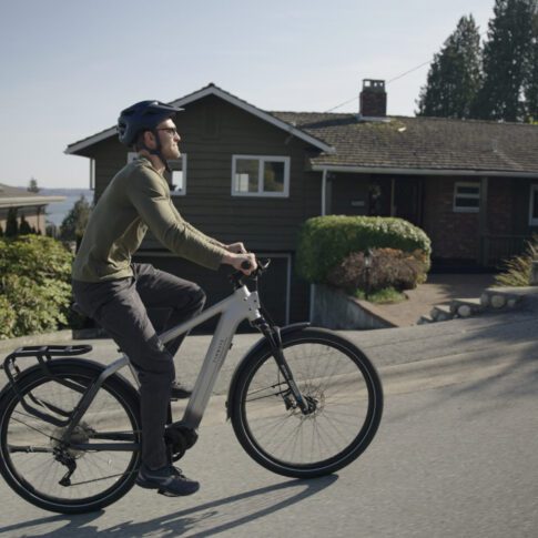 tenways ago x op een opwaardse heuvel man die naar boven fiets ebike gelderland
