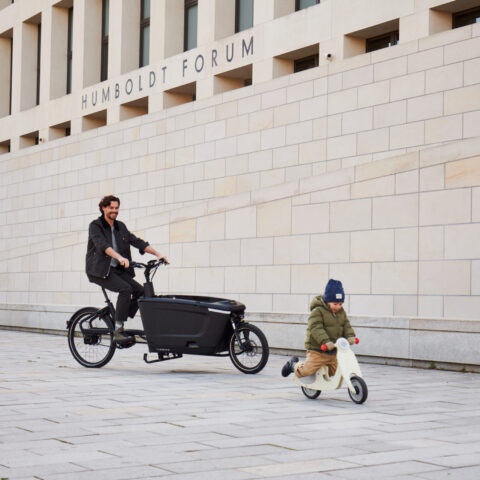 tenways cargo one vader en zoon die samen fietsen buiten in de stad sfeerbeeld ebike gelderland