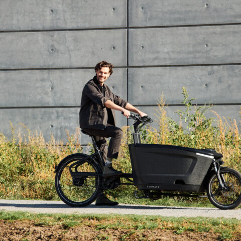 tenways cargo one zijaanzicht sfeerbeeld van een man die buiten staat industriële achtergrond