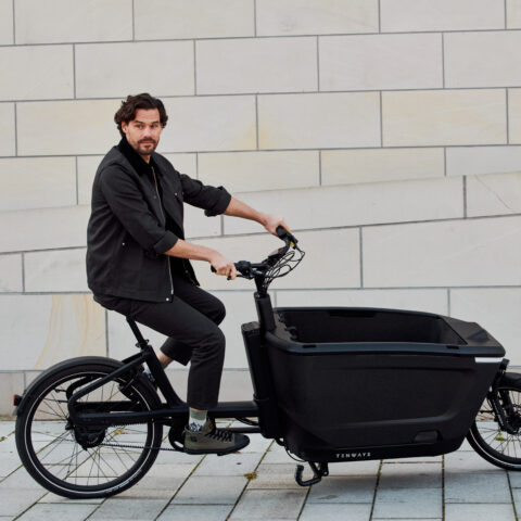 tenways cargo one zijaanzicht van een man die een bocht maakt sfeerbeeld ebike gelderland