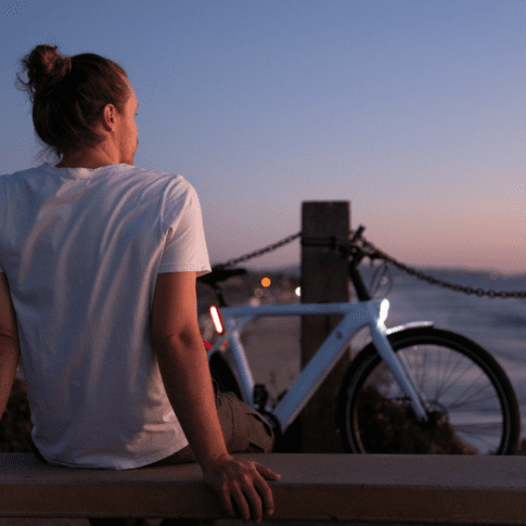 tenways cgo009 sfeerbeeld van een man die op een bank zit die naar het uitzicht kijkt ebike gelderland