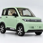 Mintgroene Scheelen Skyliner TS schuin van rechtsvoor, met crème interieur en zilverkleurige vijfspaaksvelgen.