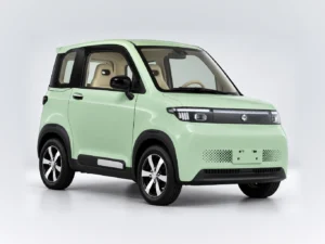 Mintgroene Scheelen Skyliner TS schuin van rechtsvoor, met crème interieur en zilverkleurige vijfspaaksvelgen.