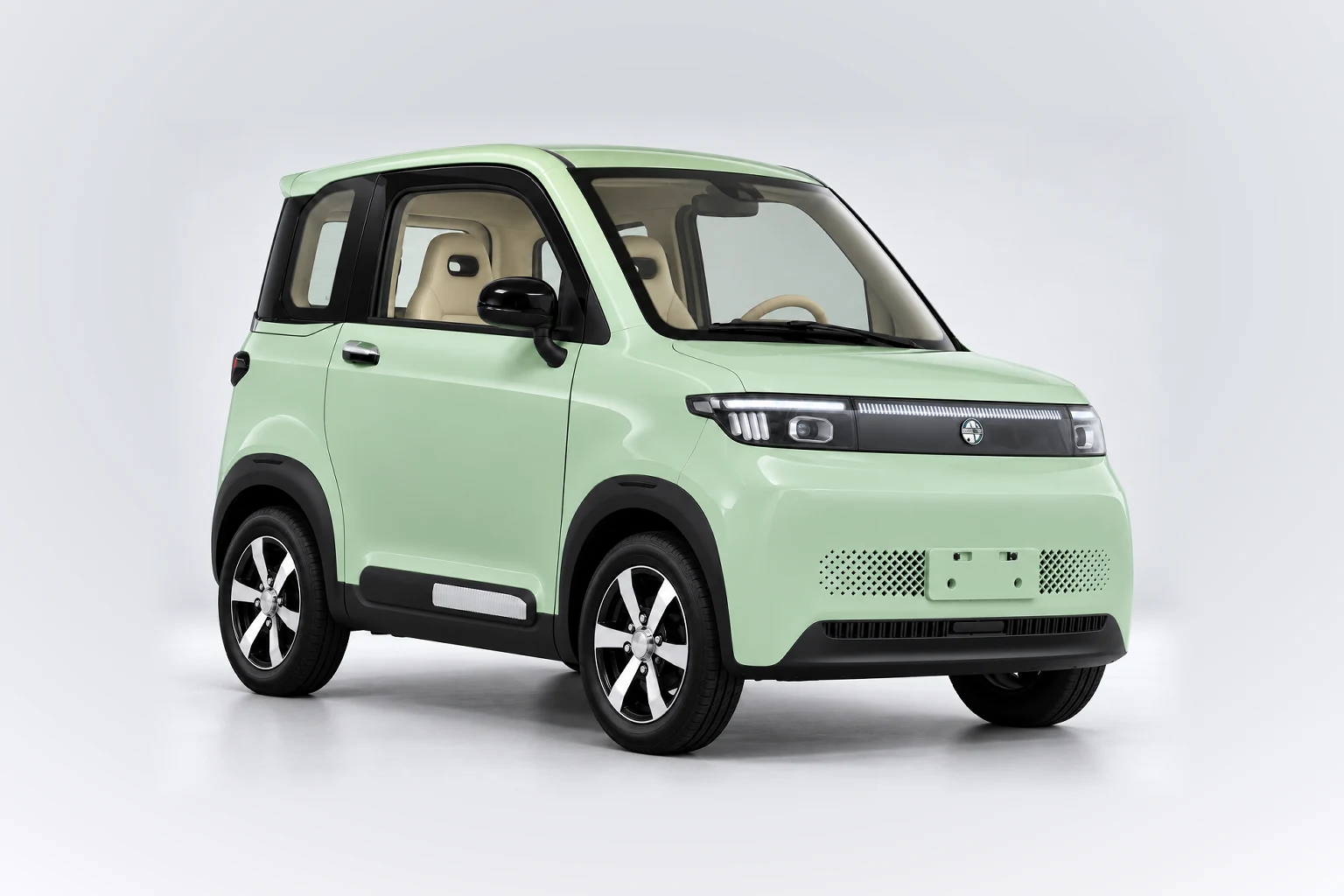 01-skyliner-ts-rechtsvoor-1536 Mintgroene Scheelen Skyliner TS schuin van rechtsvoor, met crème interieur en zilverkleurige vijfspaaksvelgen.