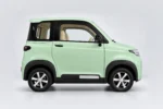 Rechterzijde van de mintgroene Scheelen Skyliner TS met zilverkleurige vijfspaaksvelgen en zwarte wielkastranden.
