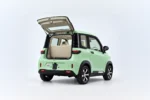 Mintgroene Scheelen Skyliner TS met geopende achterklep en zicht op de bagageruimte achter de crème achterbank.
