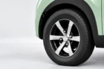 Detail van de zwart-zilveren vijfspaaksvelg en zwarte wielkastrand van de mintgroene Scheelen Skyliner TS.