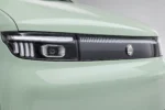 Detail van de brede koplampstrook en het ronde Scheelen-embleem op de mintgroene Skyliner TS.