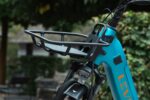 Zwarte voordrager boven de koplamp van de Levit BELECO Sports lowstep Abbys.