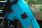 Afgedekte aansluiting op het blauwe frame van de Levit BELECO Sports lowstep Abbys.